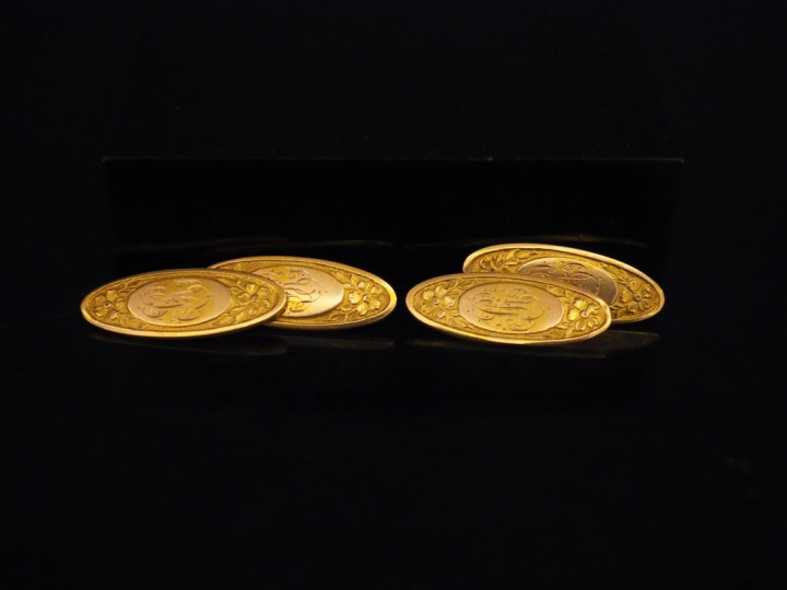 Paire de boutons de manchettes ovales de style Louis XVI en or jaune, 