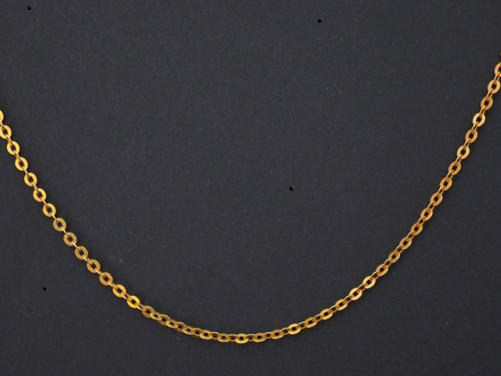 Chaine en or jaune, maille forçat.  Long. 32 cm  Poids. 2,54 g