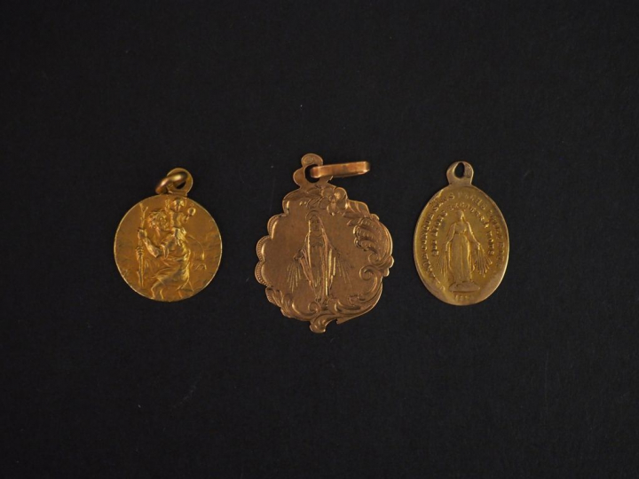Ensemble comprenant :  - une médaille relgieuse polylobée en or jaune,