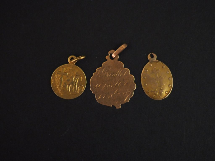 Ensemble comprenant :  - une médaille relgieuse polylobée en or jaune,