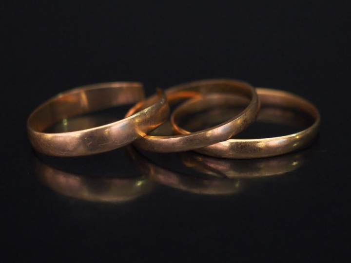 Trois différentes alliances en or jaune.  TDD. 53, 57 et 62 Poids. 3,9