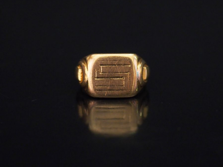 Bague de forme chevalière en or jaune, à décor gravé de la lettre "S".