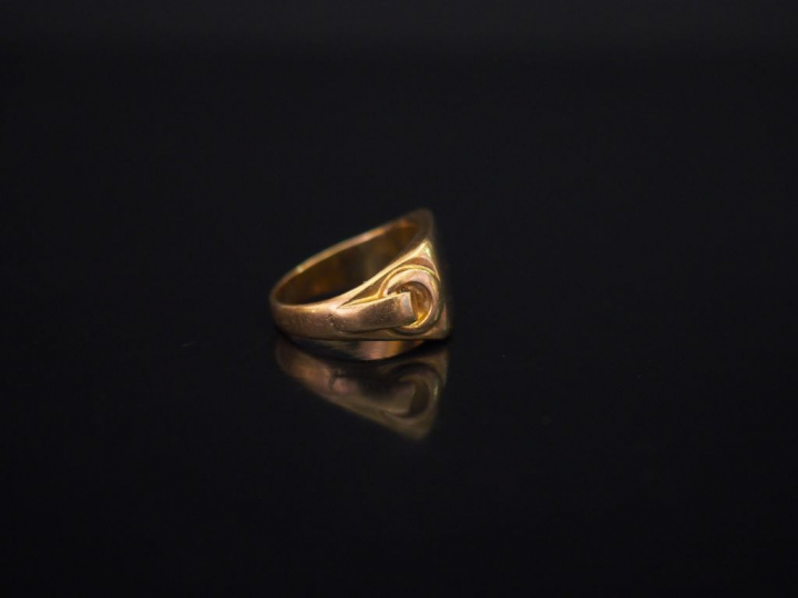 Bague de forme chevalière en or jaune, à décor gravé de la lettre "S".