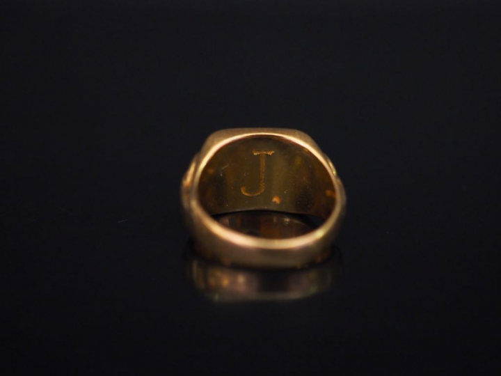 Bague de forme chevalière en or jaune, à décor gravé de la lettre "S".