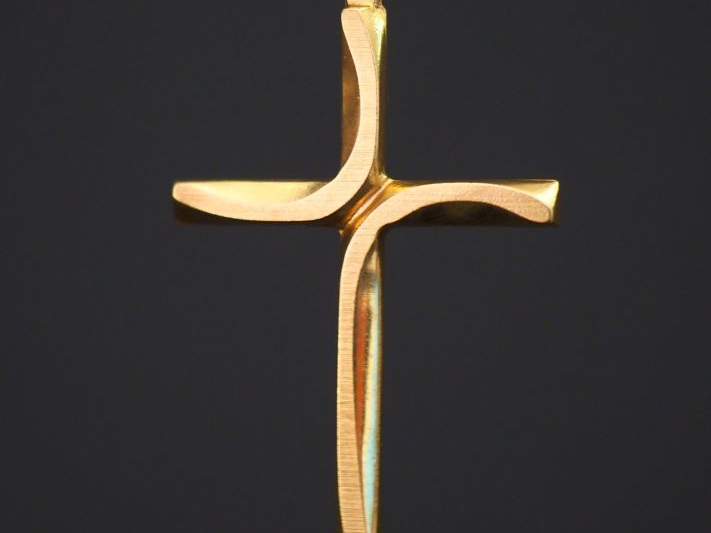 Pendentif en or jaune en forme de croix de forme stylisée.  3,6 x 2,4 