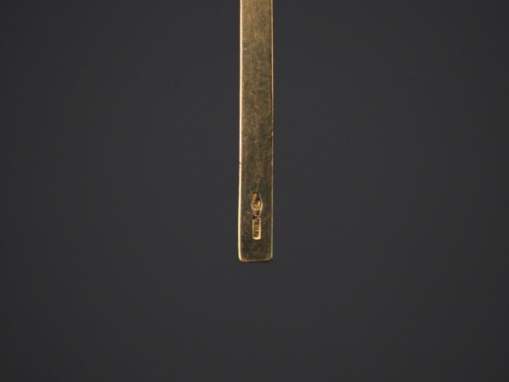 Pendentif en or jaune en forme de croix de forme stylisée.  3,6 x 2,4 