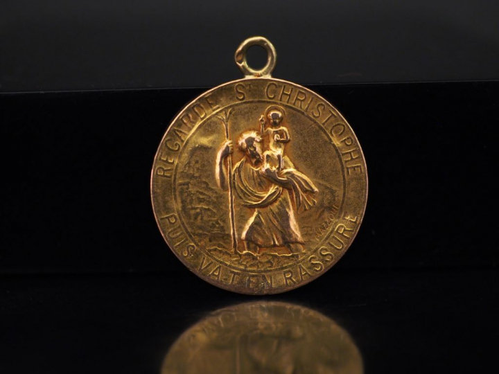 Médaille religieuse en or jaune, figurant Saint Christophe portant le 