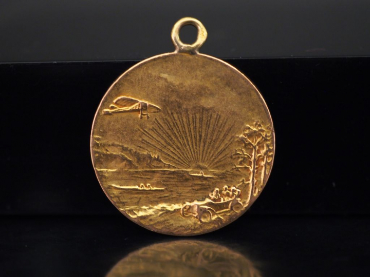 Médaille religieuse en or jaune, figurant Saint Christophe portant le 