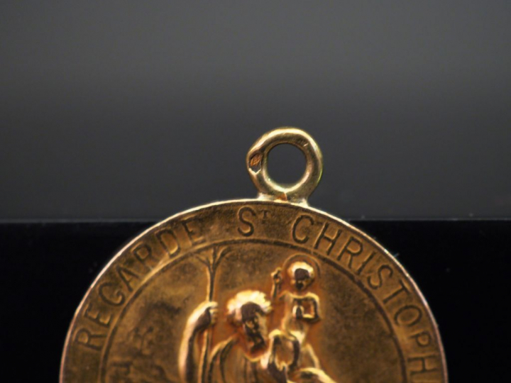 Médaille religieuse en or jaune, figurant Saint Christophe portant le 