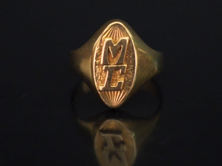 Bague de forme chevalière en or jaune, à décor de monogramme et de mot