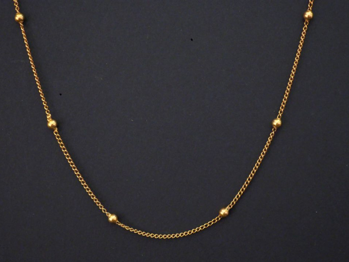 Chaine en or jaune, ponctuée de neuf petites boules.  Long. 38,5 cm  P