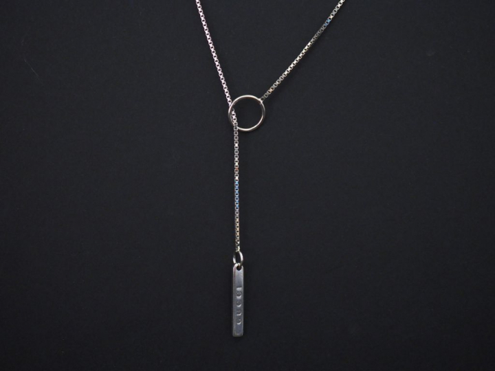 GUCCI Collier "cravate" en or blanc, maille vénitienne.  Le fermoir à 