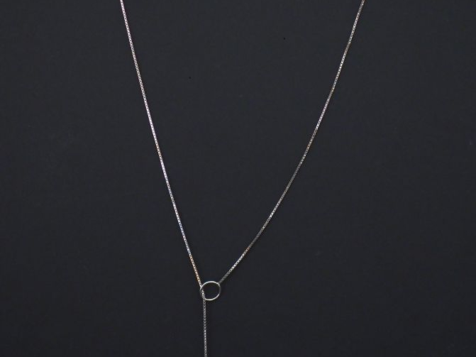 GUCCI Collier "cravate" en or blanc, maille vénitienne.  Le fermoir à 