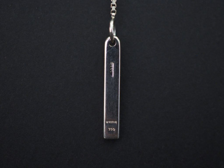 GUCCI Collier "cravate" en or blanc, maille vénitienne.  Le fermoir à 