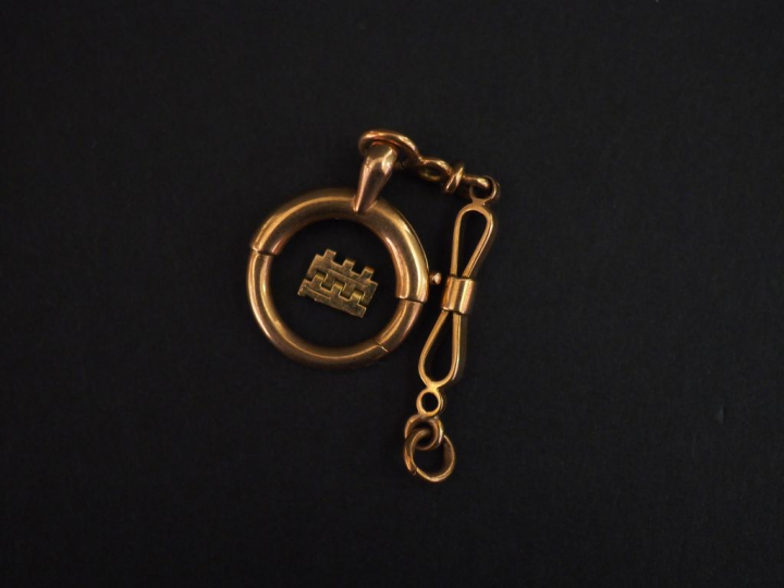 Ensemble comprenant :  - un élément de giletière en or jaune. - un mai