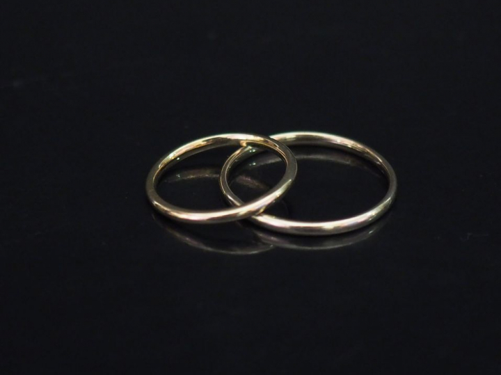 Deux différentes alliances en or blanc.  TDD. 50 et 61  Poids. 3,19 g