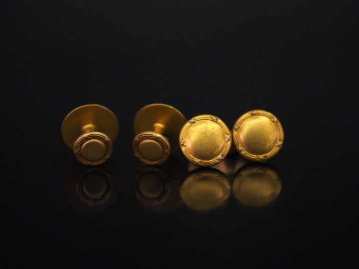 Quatre boutons de col de style Louis XVI en or jaune, à décor de tiges