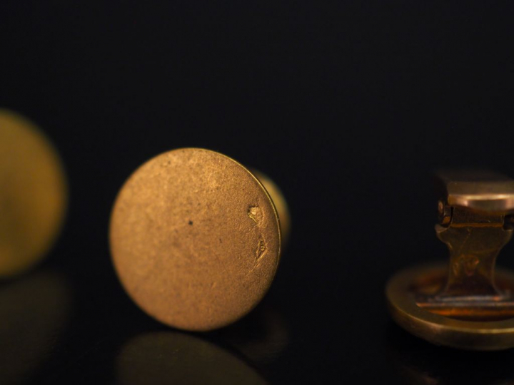 Quatre boutons de col de style Louis XVI en or jaune, à décor de tiges