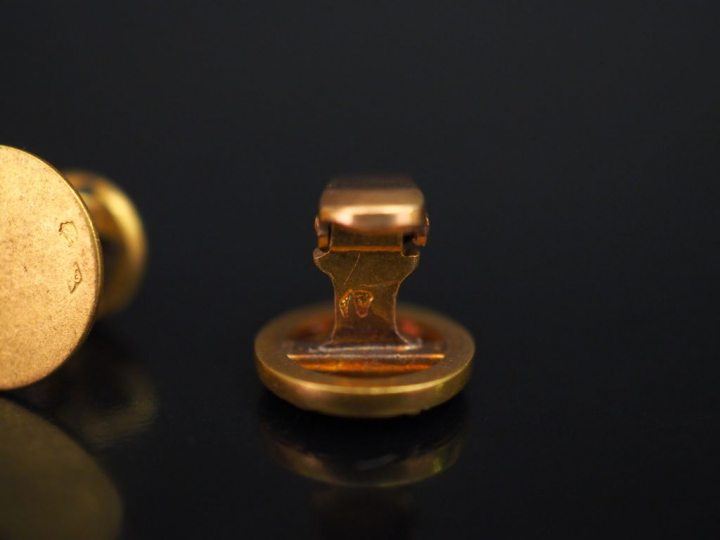 Quatre boutons de col de style Louis XVI en or jaune, à décor de tiges