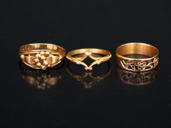 Ensemble comprenant :  - une bague ajourée en or jaune.  TDD. 55 - une