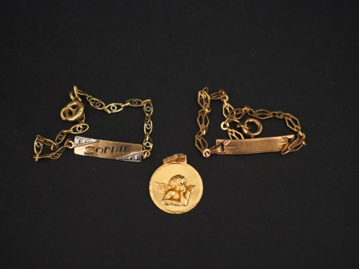 Ensemble comprenant :  - une gourmette deux tons d'or et émail noir, m