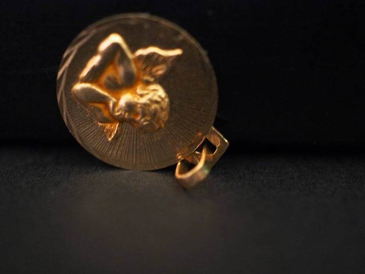 Ensemble comprenant :  - une gourmette deux tons d'or et émail noir, m