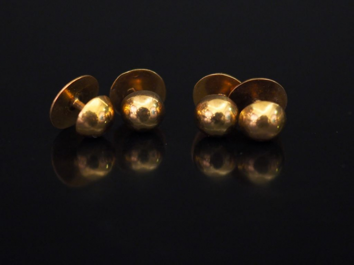 Quatre boutons de col en or jaune, en forme de demi-sphère. Poids. 2,9