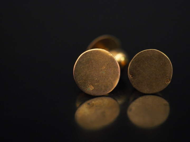 Quatre boutons de col en or jaune, en forme de demi-sphère. Poids. 2,9