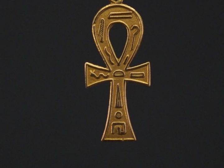 Pendentif en or jaune de style égyptien, à décor de hiéroglyphes. 2,6 