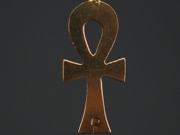 Pendentif en or jaune de style égyptien, à décor de hiéroglyphes. 2,6 