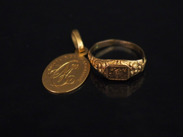 Ensemble comprenant :  - une bague en or jaune, à décor de rinceaux et