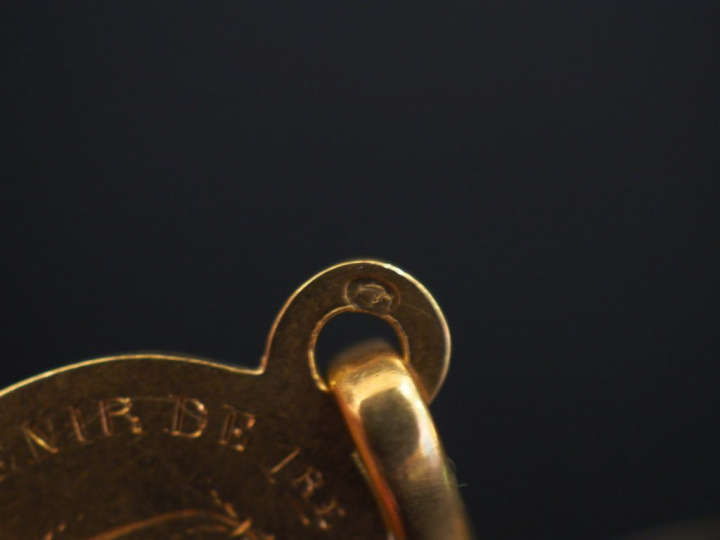 Ensemble comprenant :  - une bague en or jaune, à décor de rinceaux et