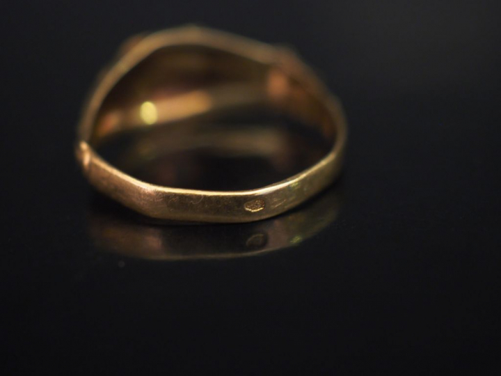 Ensemble comprenant :  - une bague en or jaune, à décor de rinceaux et