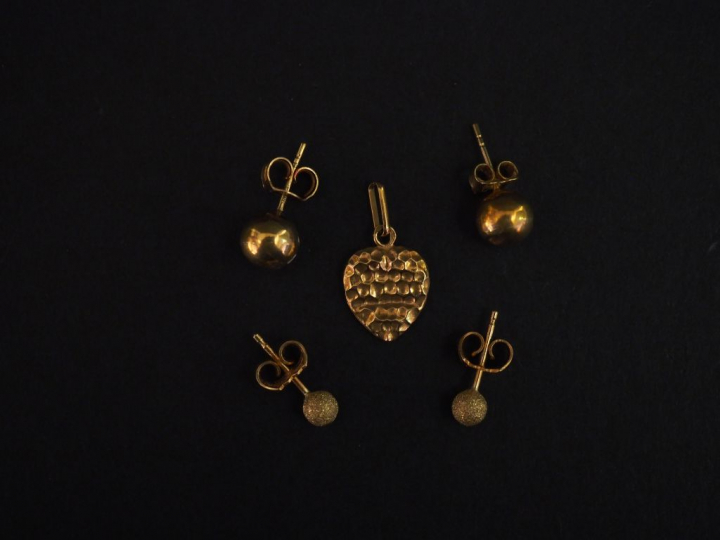 Ensemble comprenant :  - une paire de perce-oreilles en forme de boule