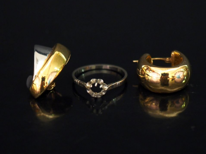 Ensemble comprenant :  - un perce-oreille deux tons d'or, en forme de 