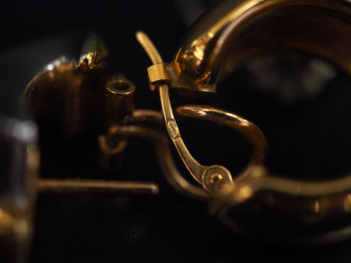 Ensemble comprenant :  - un perce-oreille deux tons d'or, en forme de 