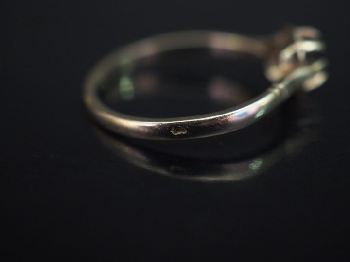 Ensemble comprenant :  - un perce-oreille deux tons d'or, en forme de 