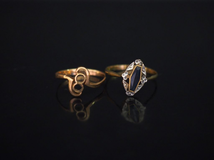 Ensemble comprenant :  - une monture de bague en or jaune.  TDD. 54 (a