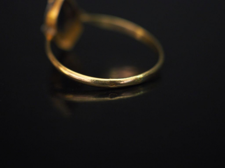 Ensemble comprenant :  - une monture de bague en or jaune.  TDD. 54 (a