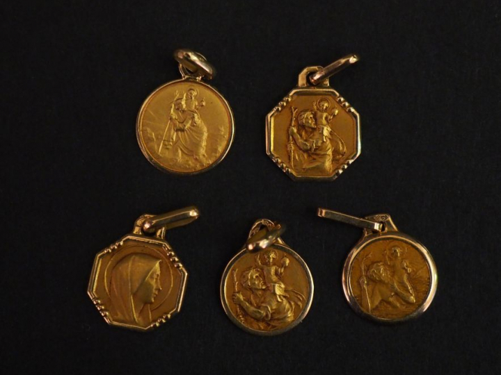 Ensemble comprenant :  - quatre différentes médailles religieuses en o