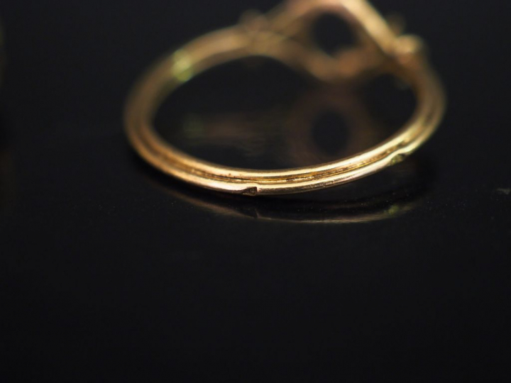 Trois différentes montures de bague en or jaune.  L'une sertie de deux