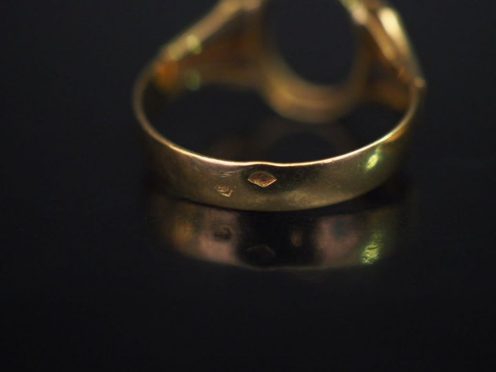 Trois différentes montures de bague en or jaune.  L'une sertie de deux