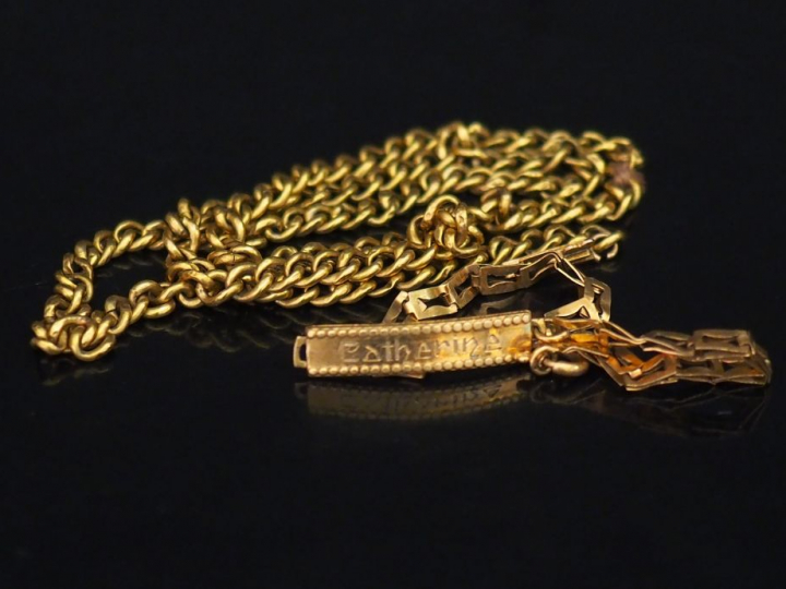 Ensemble comprenant :  - une gourmette en or jaune, marquée "Catherine