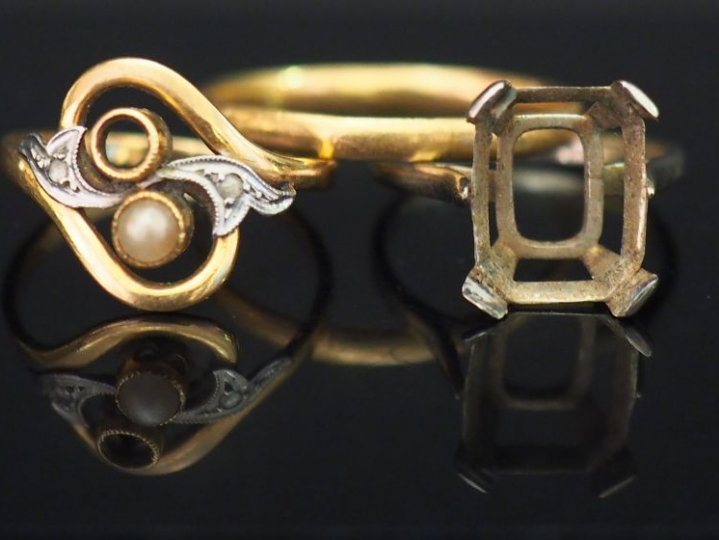 Ensemble comprenant :  - une alliance en or jaune.  TDD. 63 Poids. 1,7