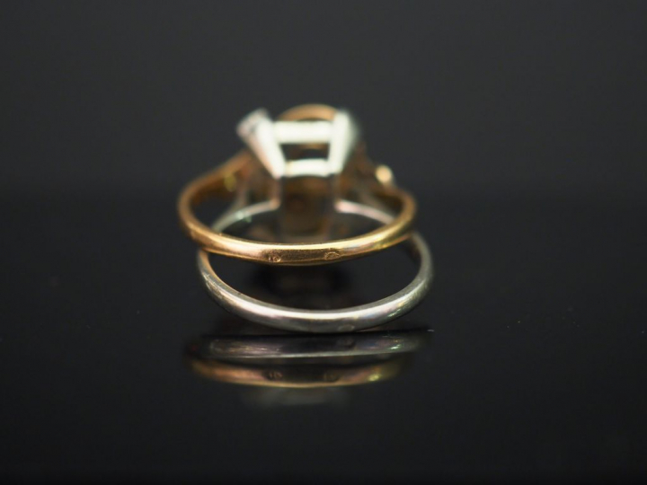 Ensemble comprenant :  - une alliance en or jaune.  TDD. 63 Poids. 1,7