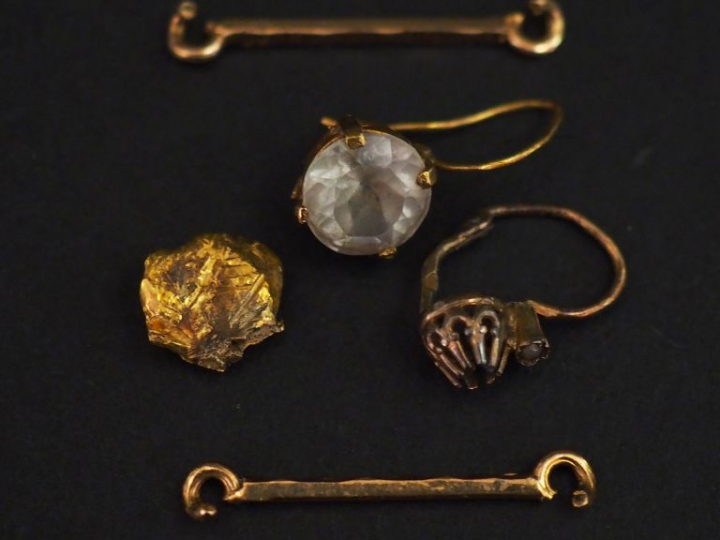 Ensemble comprenant :  - deux différents perce-oreilles en or jaune et