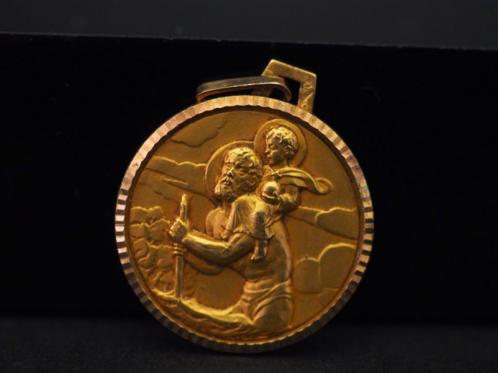 Médaille religieuse en or jaune, figurant Saint Christophe portant le 