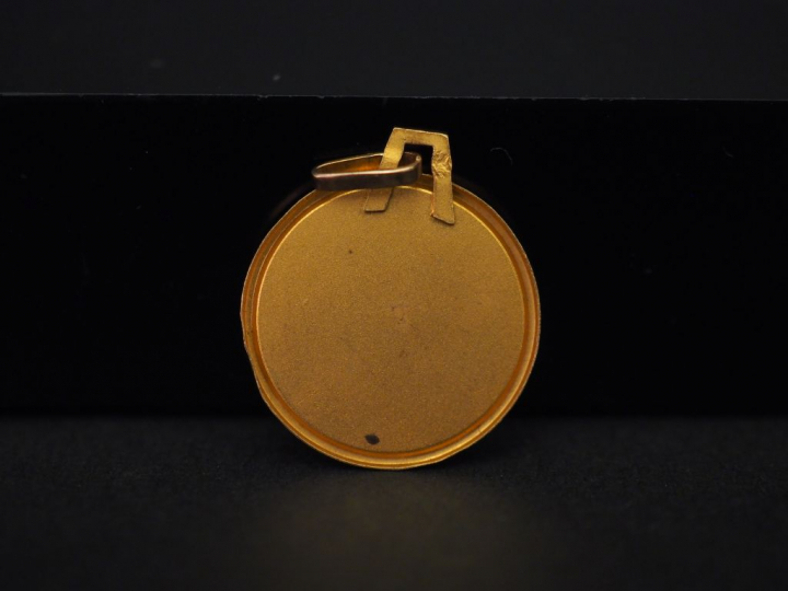 Médaille religieuse en or jaune, figurant Saint Christophe portant le 