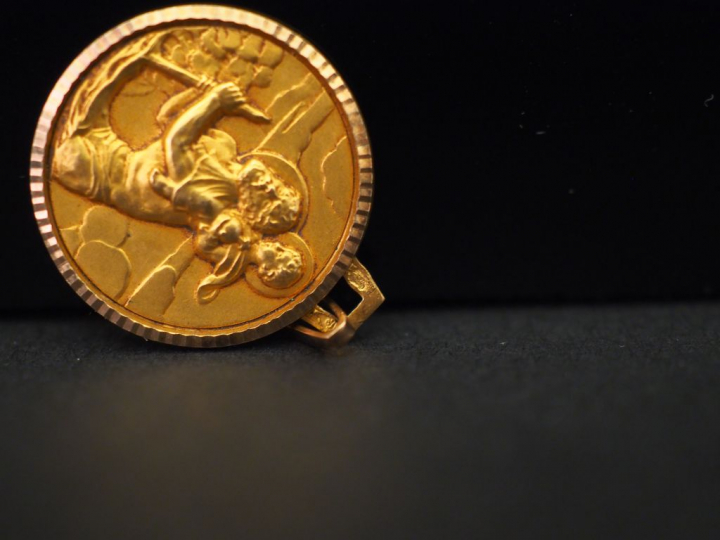 Médaille religieuse en or jaune, figurant Saint Christophe portant le 