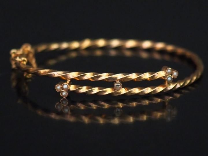 Bracelet jonc Napoléon III en or jaune torsadé, à décor sur les extrêm